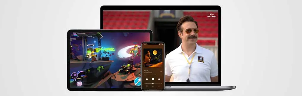 Een laptop, tablet en smartphone tonen schermen met video en een spel, voor mediaconsumptie.