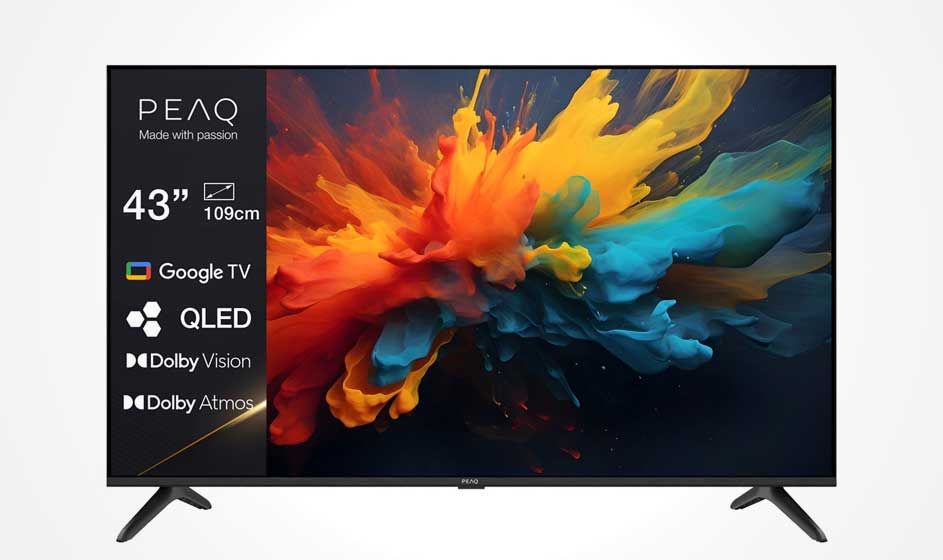 Een Peaq-televisie toont een kleurrijke verfexplosie, met links pictogrammen voor Google TV, QLED, Dolby Vision en Atmos.