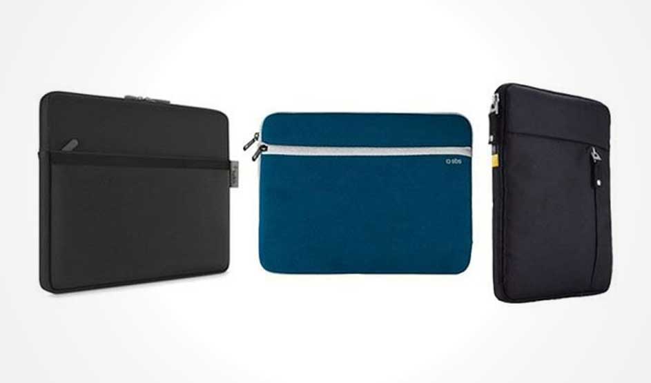 Trois housses pour ordinateur portable sont présentées : une noire avec une poche, une bleue avec une fermeture éclair blanche et une autre noire.