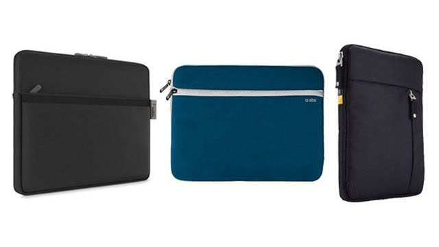 Trois housses pour ordinateur portable sont présentées : une noire avec une poche, une bleue avec une fermeture éclair blanche et une autre noire.