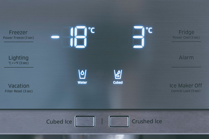 Koelkastdisplay toont -18°C (vriezer) en 3°C (koelkast). Opties: Water, ijsblokjes, alarm en ijsmaker uit. Bediening voor ijsblokjes/gemalen ijs.