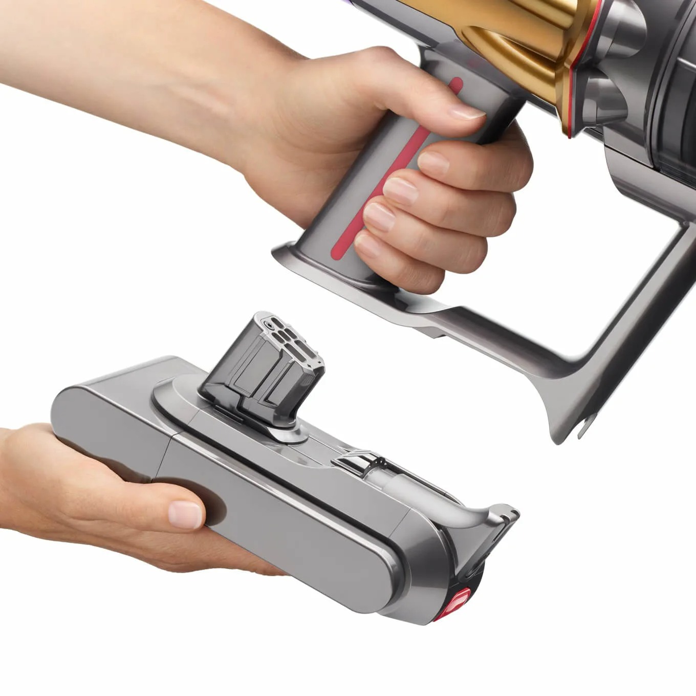 Een grijze Dyson stofzuiger en hulpstuk worden vastgehouden tegen een witte achtergrond.