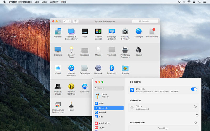 Een MacBook-scherm met open systeemvoorkeuren en bluetooth-instellingen tegen een berachtige achtergrond.