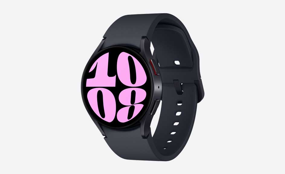 Une montre intelligente noire affiche 10:08 en rose sur un fond blanc uni.