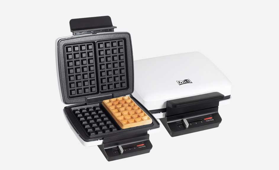 Een open wafelijzer met een gouden wafel binnenin, naast een gesloten, wit wafelijzer tegen een witte achtergrond.