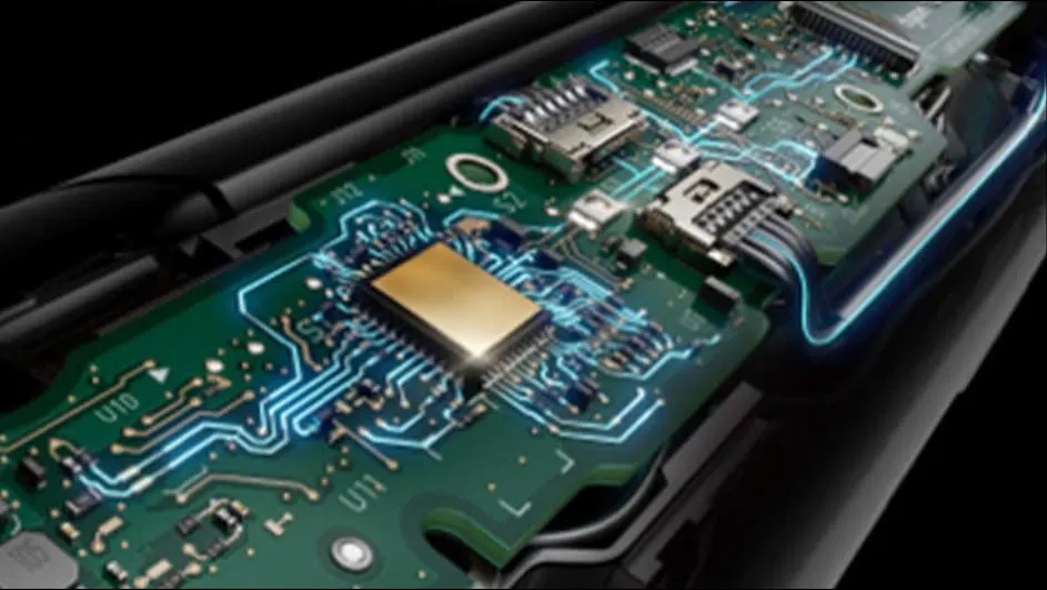 Circuit imprimé vert avec des composants électroniques, des pistes bleues et une puce dorée sur fond noir.