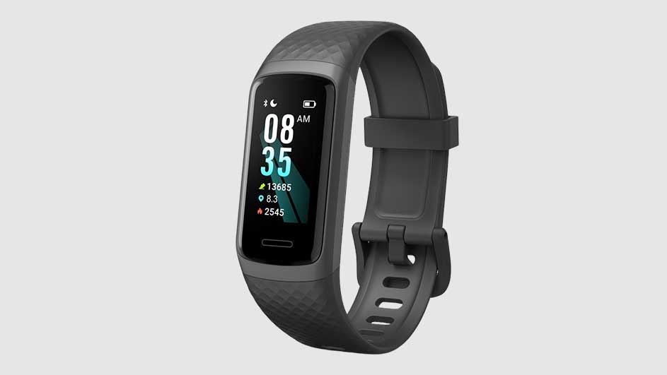 Zwarte fitness tracker met digitaal scherm dat tijd, datum en fitnessstatistieken weergeeft op een effen grijze achtergrond.