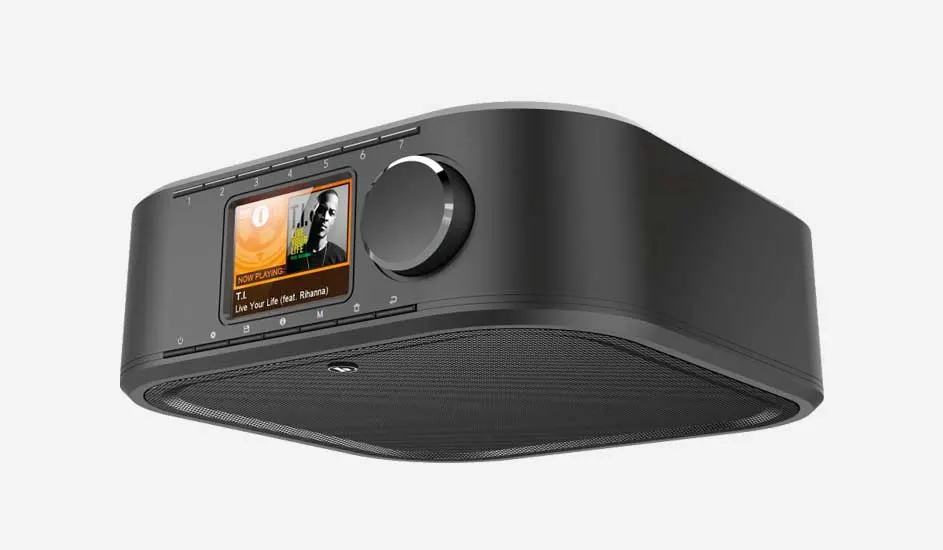 Radio-réveil noir avec écran affichant une image et des informations sur la musique. Le bouton de réglage est rond.