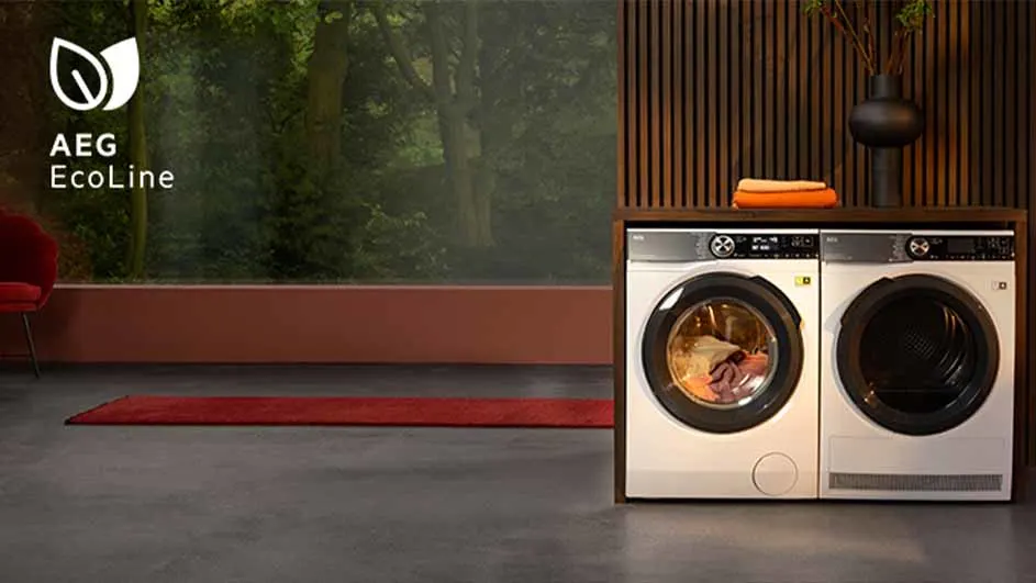 Wasmachine en droogkast naast elkaar op houten kast. Achtergrond: raam met bos, houten wand. Vloer: grijs met rood tapijt.