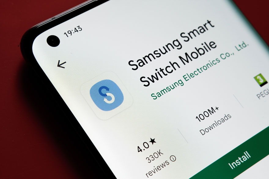 Smartphone affichant l'application Samsung Smart Switch Mobile sur un écran blanc avec un bouton vert "Installer".