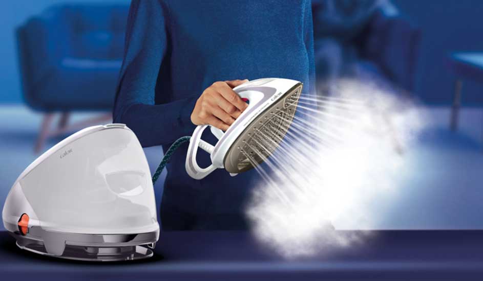 Centrale vapeur blanche avec fer à repasser produisant de la vapeur sur une table bleue.