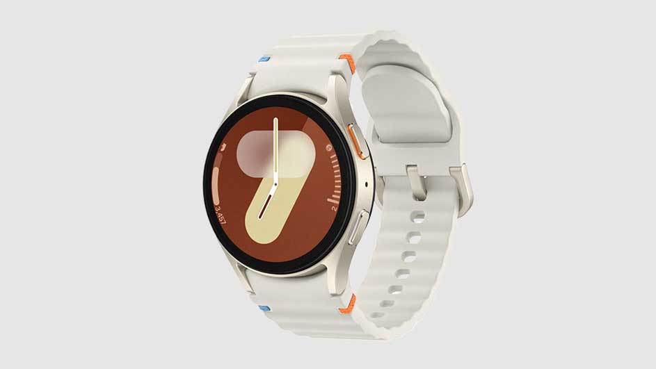 Witte smartwatch met een bruine wijzerplaat en witte band. De wijzers staan op half 10.