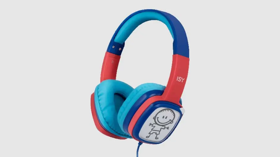 Casque audio bleu et rouge avec un dessin et le logo ISY sur fond gris uni.
