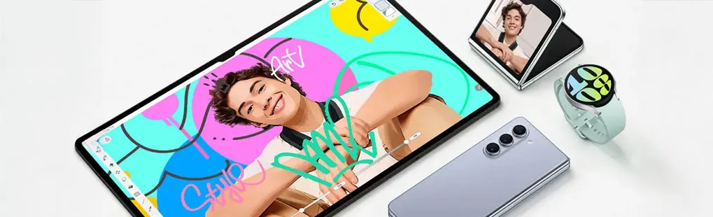 Een Samsung-tablet met een digitale tekening, een opvouwbare telefoon, een grijze smartphone en een smartwatch op een witte achtergrond.