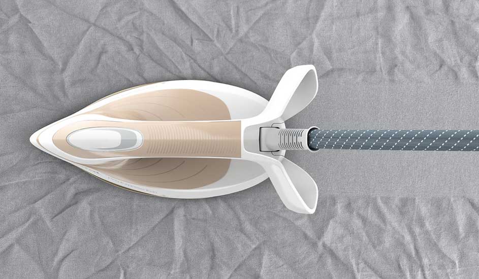 Vue de dessus d'un fer à repasser blanc et beige sur un tissu gris texturé, avec un cordon gris pointillé.