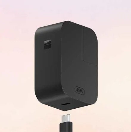 Chargeur Microsoft 45W USB-C noir avec câble, design compact, adapté aux appareils Surface, style minimaliste moderne.