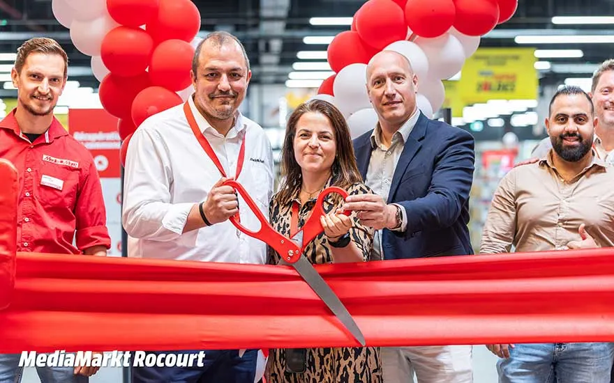 Festive opening of MediaMarkt Rocourt, with red and white balloons, ribbon, large scissors and a smiling team.