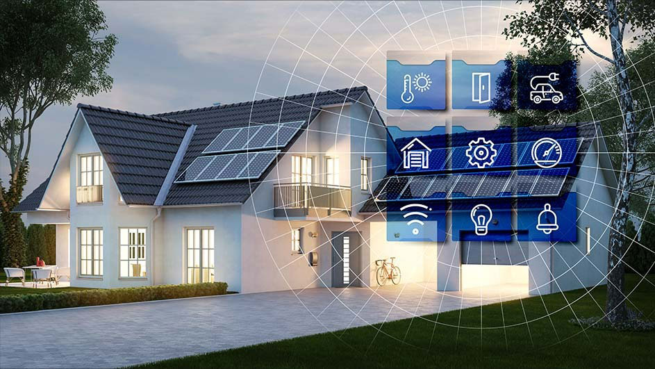 Maison blanche avec panneaux solaires et icônes bleues de domotique. Allée et végétation autour.