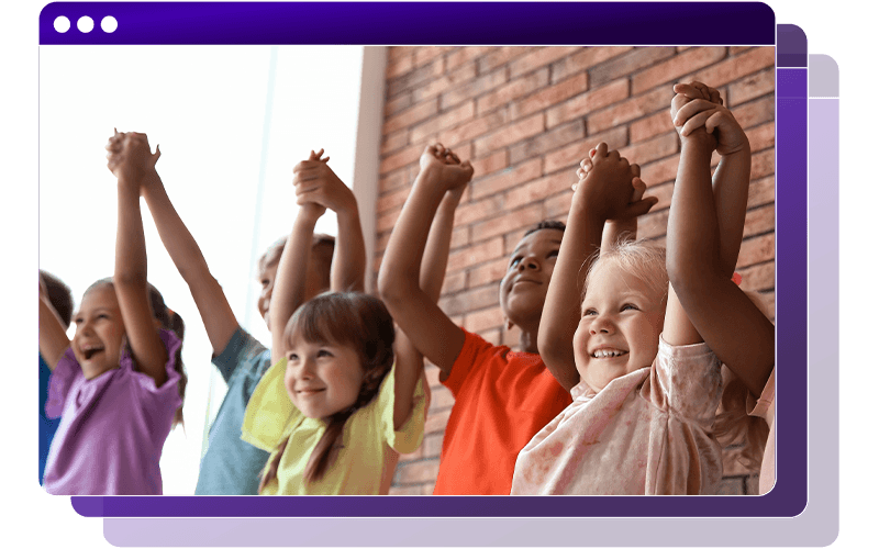 Des enfants souriants se tiennent côte à côte les mains levées, affichés dans un cadre de navigateur violet.