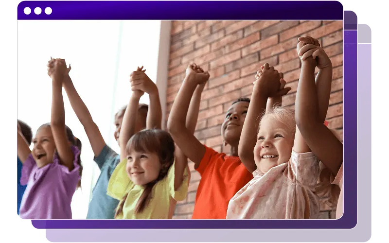 Des enfants souriants se tiennent côte à côte les mains levées, affichés dans un cadre de navigateur violet.