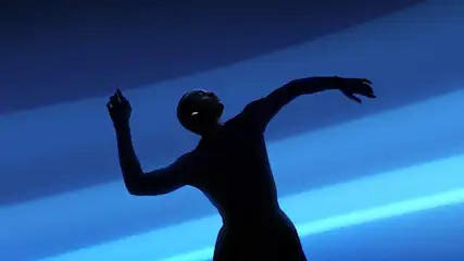 Silhouette sombre sur fond bleu dégradé. Une forme lève les bras, suggérant un mouvement ample. L'éclairage accentue le contraste.