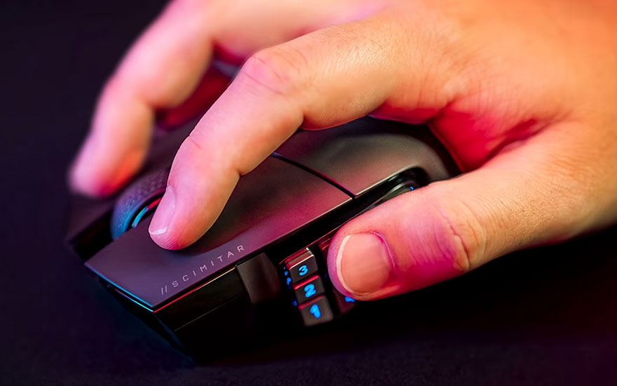 Gros plan d'une main utilisant une souris d'ordinateur noire avec des boutons numérotés éclairés en bleu sur un fond noir.