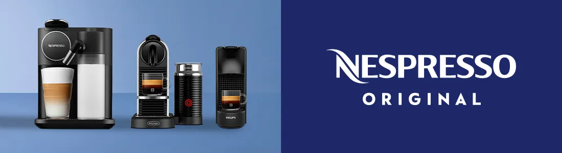 Drie Nespresso Original-koffiemachines met koffiedranken op een blauwe achtergrond, naast het witte Nespresso Original-logo op donkerblauw.
