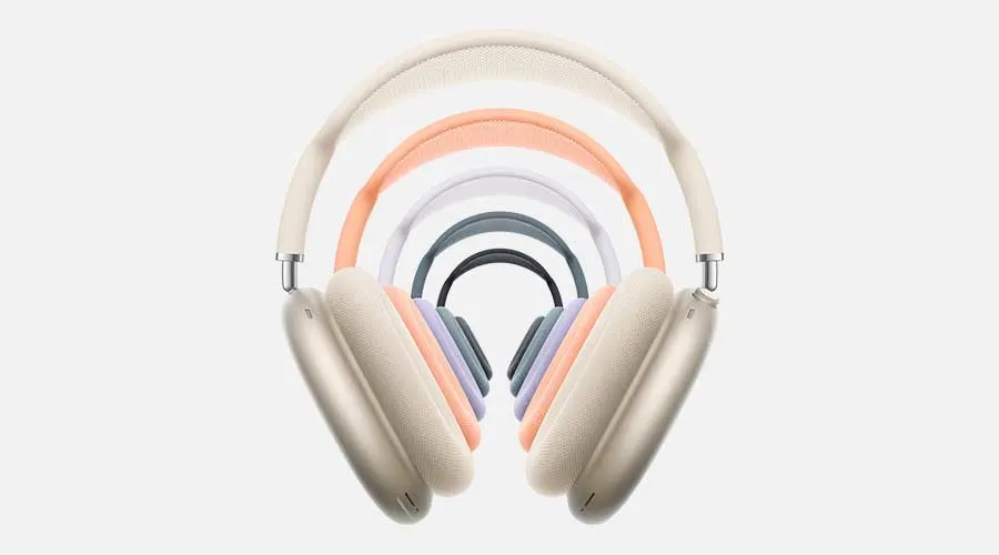 Gros casque beige au premier plan, arcs de modèles plus petits et colorés derrière lui, semblant flotter ensemble sur un fond clair et uni.