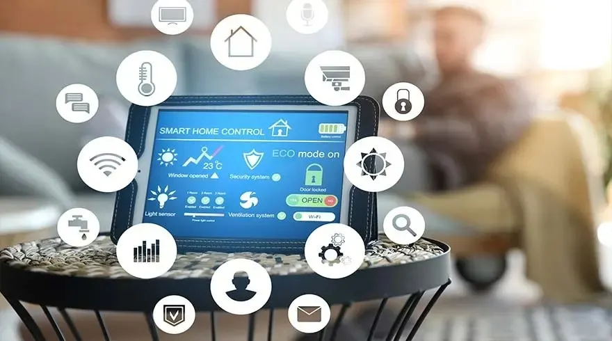 Tablette affichant un écran de contrôle domotique, avec des icônes pour température, sécurité et éclairage.
