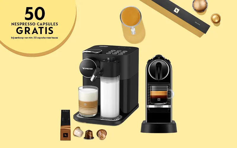 Promotiebeeld op een lichtgele achtergrond met twee zwarte Nespresso-koffiemachines, koffiedranken en capsules. Bovenaan staat: “50 Nespresso capsules gratis bij aankoop van min. 50 capsules naar keuze.”