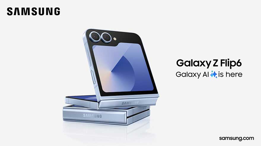 Téléphone Samsung Galaxy Z Flip6 plié, écran bleu, sur fond blanc avec logo Samsung.