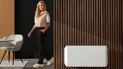 Un mur de lattes en bois verticales côtoie un radiateur blanc rectangulaire. À gauche, une table ronde et une chaise grise.
