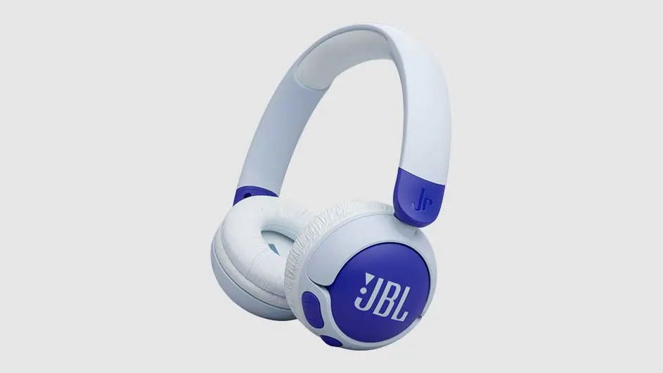 Witte JBL hoofdtelefoon met blauwe accenten op een effen achtergrond.