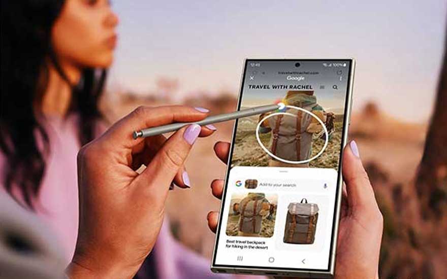 Een persoon gebruikt een stylus op een smartphone met een Google-zoekopdracht voor een rugzak.