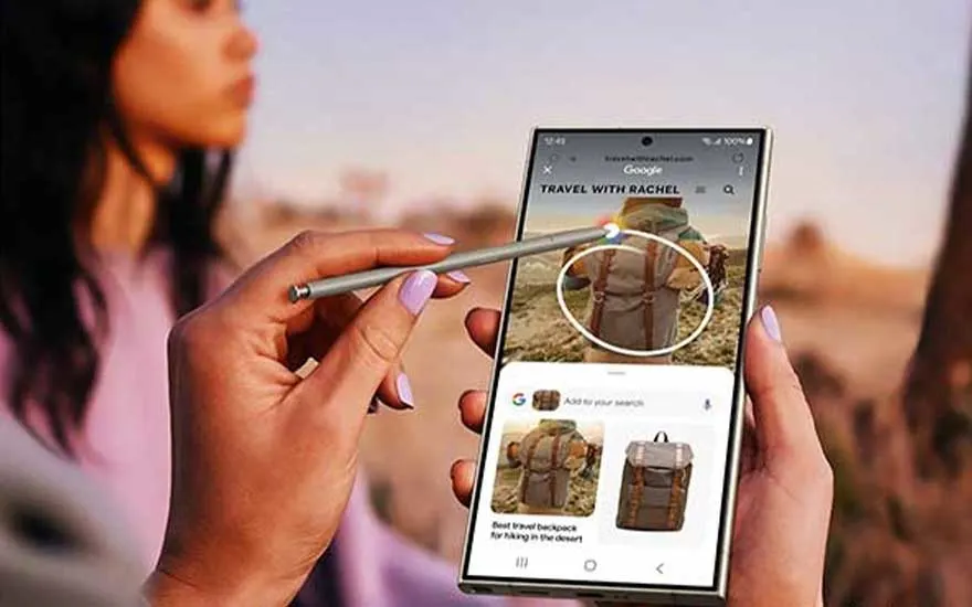 Een persoon gebruikt een stylus op een smartphone met een Google-zoekopdracht voor een rugzak.