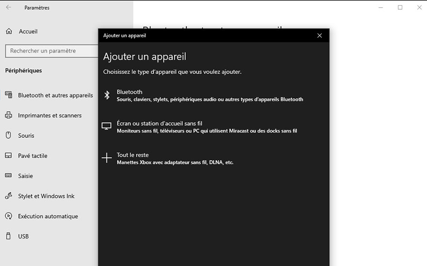 Fenêtre "Paramètres" de Windows. Menu "Ajouter un appareil" affichant options Bluetooth, écran sans fil et autres périphériques.