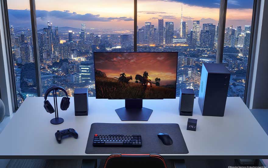 Un espace gaming moderne face à une grande fenêtre avec vue sur la ville. Un écran LG et des accessoires de jeu sont posés sur le bureau.