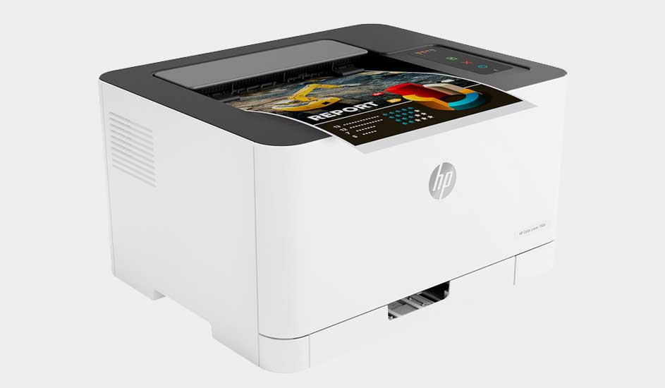 Een witte printer met een zwart bovenpaneel en een afgedrukt rapport dat eruit komt.