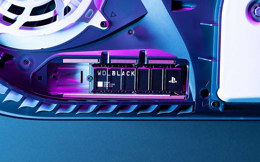 Close-up van een WD Black SSD in een blauwe PS5, belicht met paars licht.