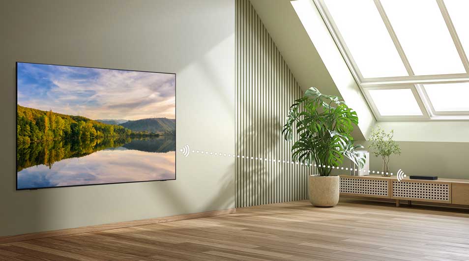 Een LG-tv hangt aan de muur en toont een landschap met bomen en water, geluidsgolven bewegen richting een groene plant in een moderne kamer.