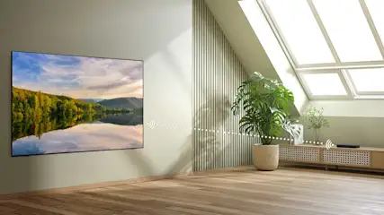 Een LG-tv hangt aan de muur en toont een landschap met bomen en water, geluidsgolven bewegen richting een groene plant in een moderne kamer.