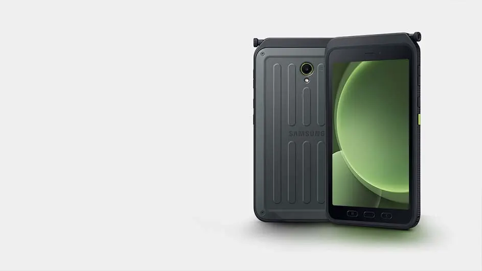 Deux téléphones noirs robustes sont présentés sur un fond blanc uni. L'un montre l'écran vert, l'autre le dos avec une caméra.