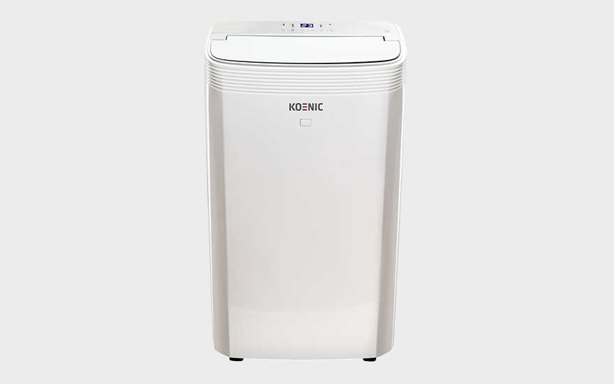 Climatiseur mobile blanc Koenic, avec façade minimaliste, sortie d’air supérieure et petit affichage numérique en haut.