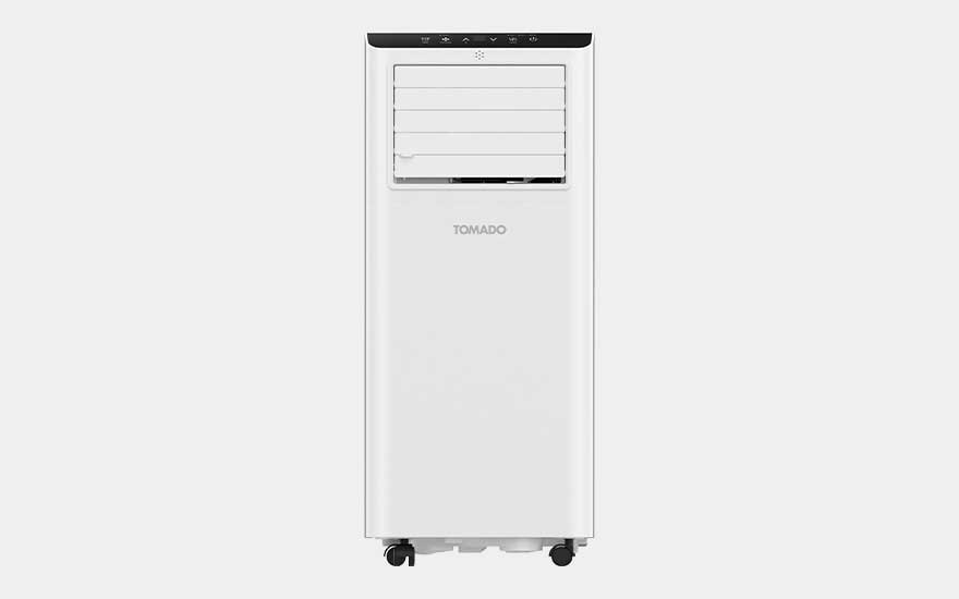 Climatiseur mobile Tomado TMA9002W, blanc avec bord supérieur noir et lamelles réglables à l’avant.