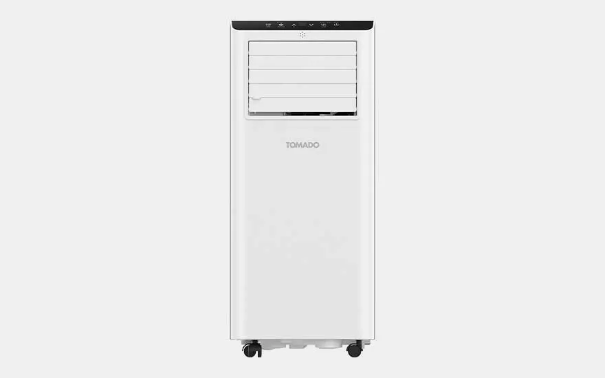 Climatiseur mobile Tomado TMA9002W, blanc avec bord supérieur noir et lamelles réglables à l’avant.