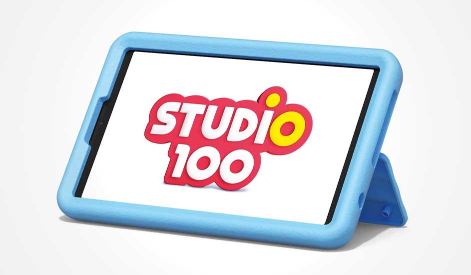 Een tablet in een dikke blauwe hoes staat rechtop. Op het scherm staat het kleurrijke logo van Studio 100 duidelijk in het midden.