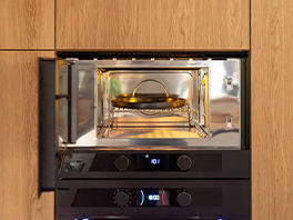 Microwave oven with grill