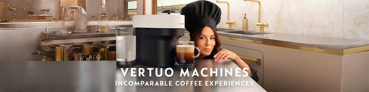 Een Nespresso Vertuo koffiemachine staat op een modern aanrecht. Een persoon in kokskleding leunt erbij, met een vers glas koffie in de keuken.