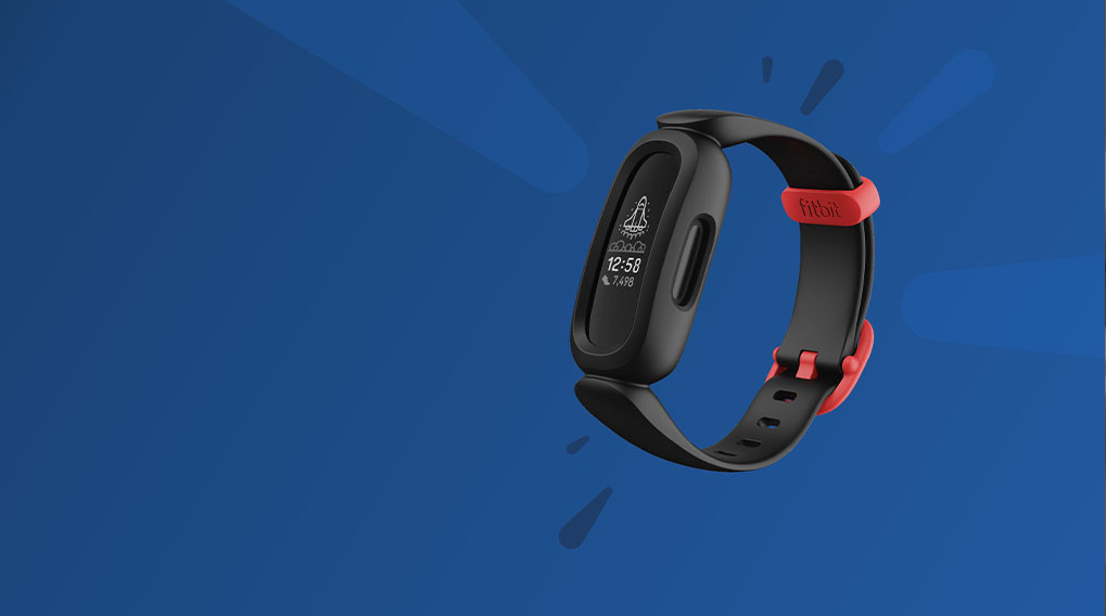 Un bracelet de fitness noir et rouge affiche l'heure sur un écran sur un fond bleu uni.
