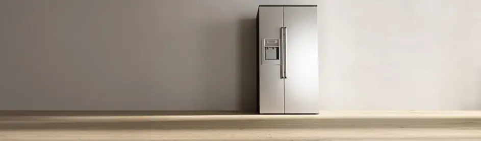 Un réfrigérateur argenté à deux portes avec distributeur d'eau se tient sur un plancher de bois devant un mur bicolore.